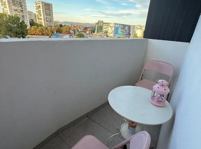 Al Malina 3bdr Family With Parking Space Near Airport And Iec *