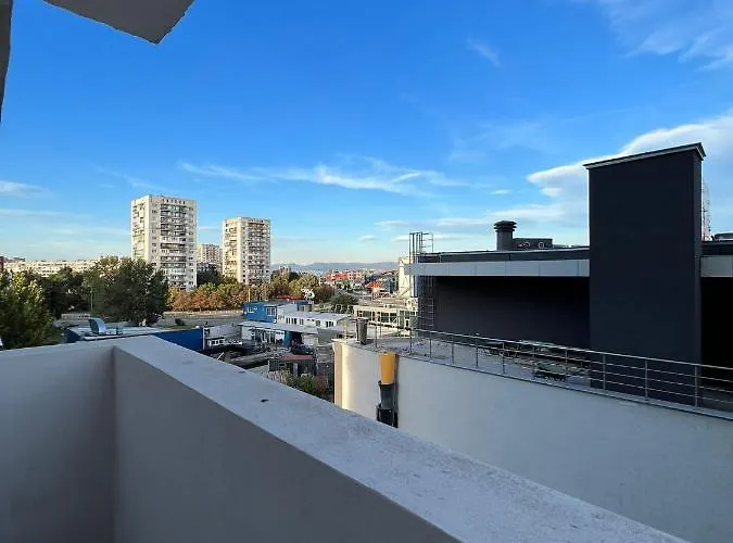 Al Malina 3bdr Family With Parking Space Near Airport And Iec